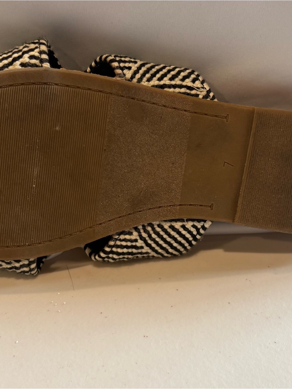 Old Navy - Woven Textured Crisscross Sandals, Shoes. Size 7. Black and white - Picture 6 of 11